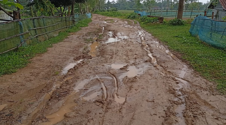 বৃষ্টি হলেই হাঁটু সমান কাদা, চরম ভোগান্তিতে এলাকাবাসী