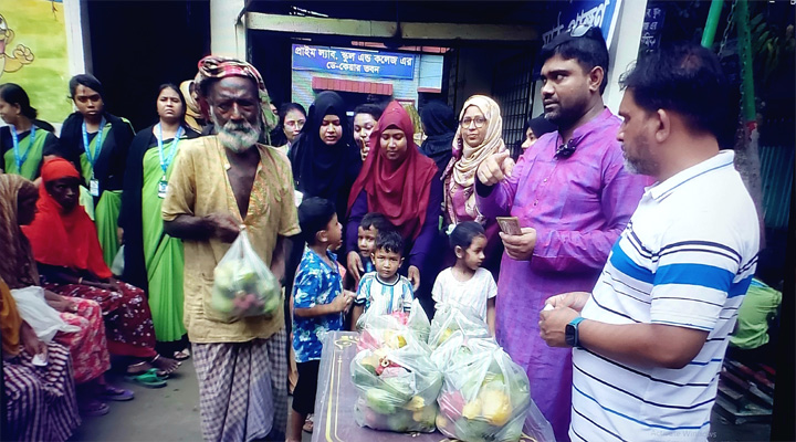 জামালপুরে অসহায় দরিদ্র মানুষদের মাঝে ক্ষুদে শিক্ষার্থীদের মৌসুমী ফল বিতরণ