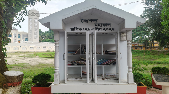 বইয়ের অভাবে প্রাণ হারাচ্ছে রায়গঞ্জের উন্মুক্ত লাইব্রেরি, কমেছে পাঠকের আনাগোনা