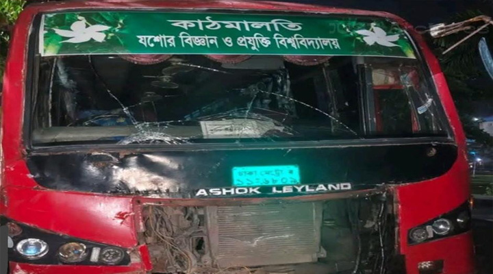 যবিপ্রবির ভাড়া নেওয়া বিআরটিসি বাস ও মালবাহী নসিমনের সংঘর্ষে নিহত ১