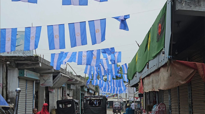 এক কি.মি. জুড়ে আর্জেন্টিনার পতাকা, দর্শনার্থীদের ভিড়ে মুখর বাজার