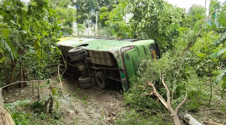গোপালগঞ্জে বাস খাদে, আহত ২৫