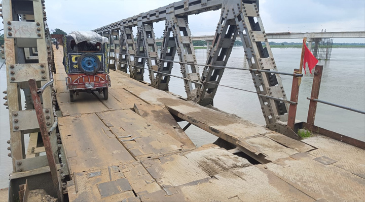 কুড়িগ্রামে সোনাহাট সেতুর পাটাতন ভেঙে যান চলাচল বন্ধ;