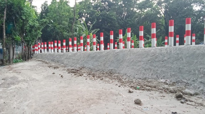 দশমিনায় ভূমি অফিসের রাস্তা বন্ধ করে ব্রিজ নির্মাণ, জনগণের ভোগান্তি