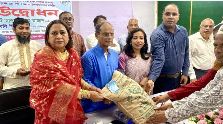 লৌহজংয়ে কৃষকদের মাঝে বিনামূল্যে সার, বীজ ও গাছের চারা বিতরণ