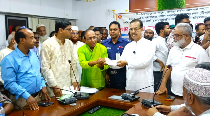 কালীগঞ্জে ত্রাণের চেক ও চাল বিতরণ এমপি’র