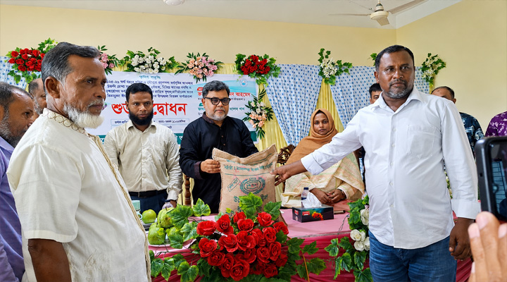জুড়ীতে কৃষকদের মাঝে বীজ ও গাছের চারা বিতরণ