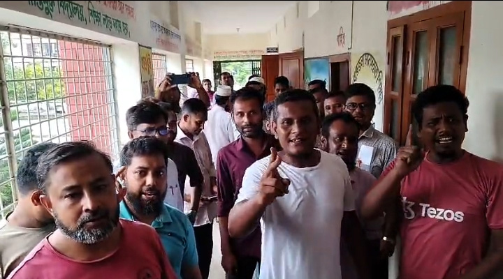 ভাঙ্গায় দপ্তরির বেতন বোনাস আত্মসাতের অভিযোগ