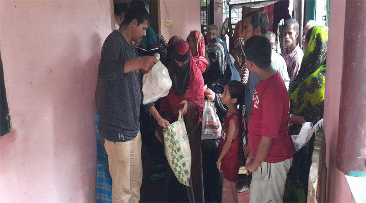 বোয়ালখালীর আমুচিয়া ইউনিয়নে ক্ষতিগ্রস্ত পরিবারের মাঝে ত্রান বিতরণ