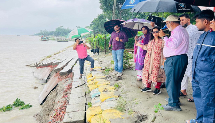 লৌহজংয়ে তীররক্ষা বাঁধে ধস, পদ্মার ভাঙন ঠেকানো নিয়েই প্রশ্ন