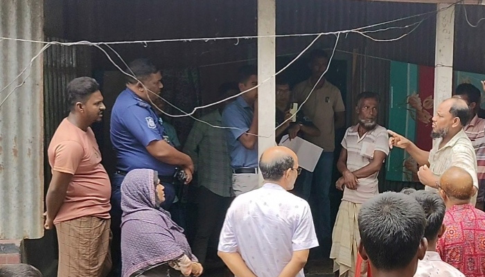 রায়গঞ্জে পরিবারকে জিম্মি করে লুটপাট, নৈশপ্রহরীকে ছুরিকাঘাত