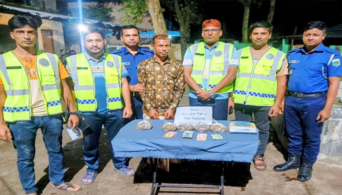 তানোরে কুখ্যাত মাদক কারবারি গ্রেফতার,৫শ গ্রাম গাঁজাসহ টাকা উদ্ধার