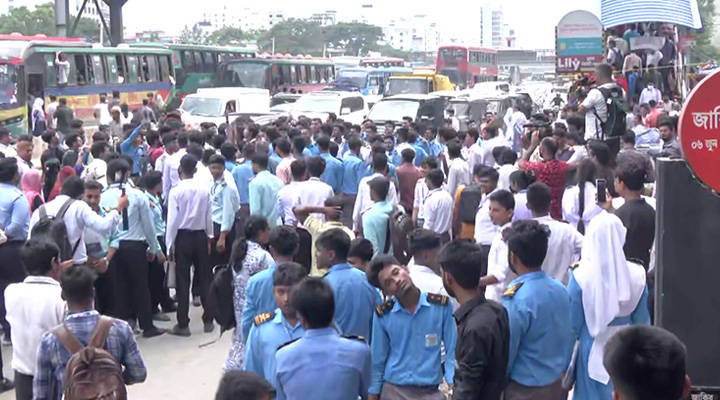 উত্তরায় শিক্ষার্থীদের সড়ক অবরোধ, যানজট