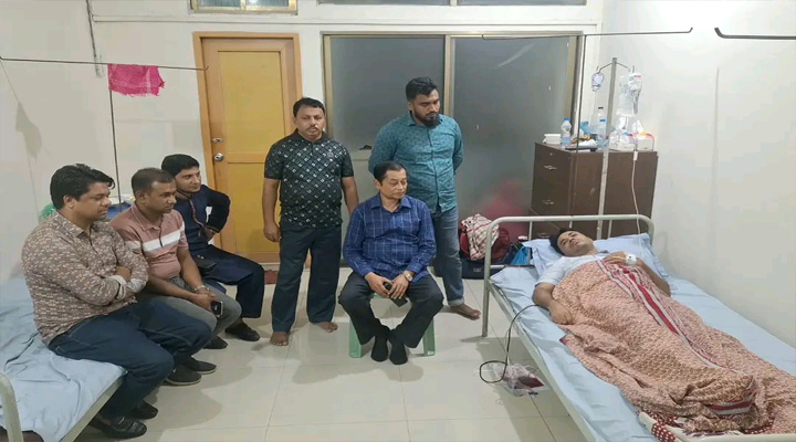 অসুস্থ সাংবাদিককে দেখতে হাসপাতালে সাবেক এমপি