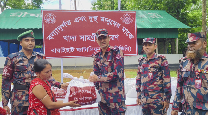 সাজেকে বন্যায় ক্ষতিগ্রস্ত পরিবারের মাঝে ৫৪ বিজিবির ত্রাণ বিতরণ