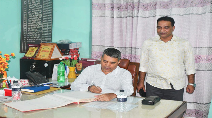 আকস্মিক আত্রাই থানা পরিদর্শনে নওগাঁ পুলিশ সুপার