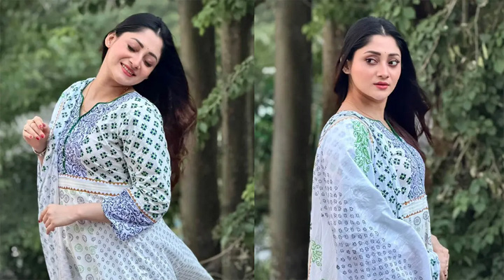মিষ্টি হাসিতে ভক্তদের নজর কেড়েছে পূজা
