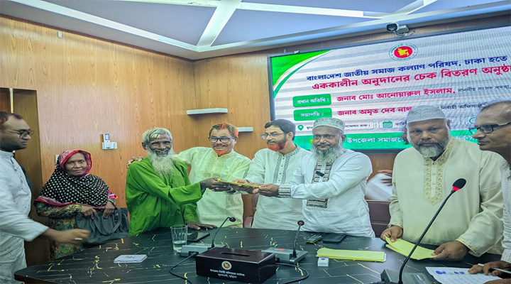ভূরুঙ্গামারীতে অসচ্ছল ব্যক্তির মাঝে ৩ লাখ টাকার চেক বিতরণ