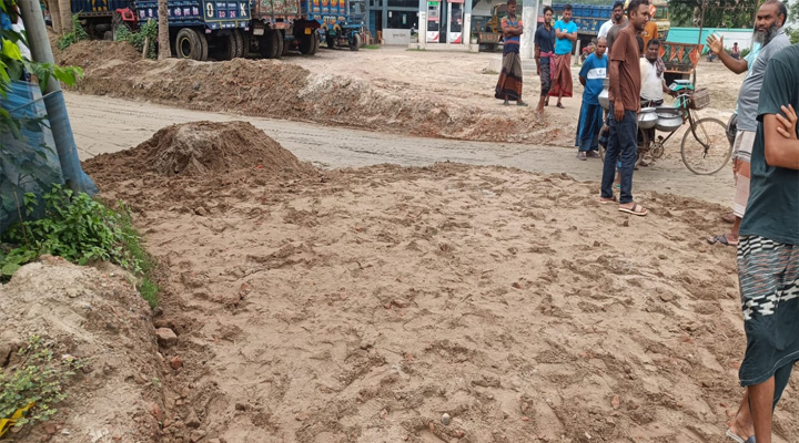 গোদাগাড়ীতে সড়ক নির্মাণে ‘চরম অনিয়ম’, সত্যতা স্বীকার প্রকৌশলীর