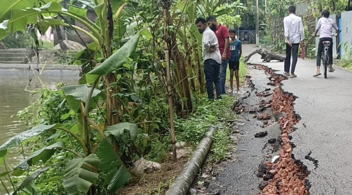 মাত্র কয়েক মাসেই বেহাল দশা: চাঁদপুরে পুকুরে বিলীন হওয়ার পথে ৭১ লাখ টাকার সড়ক