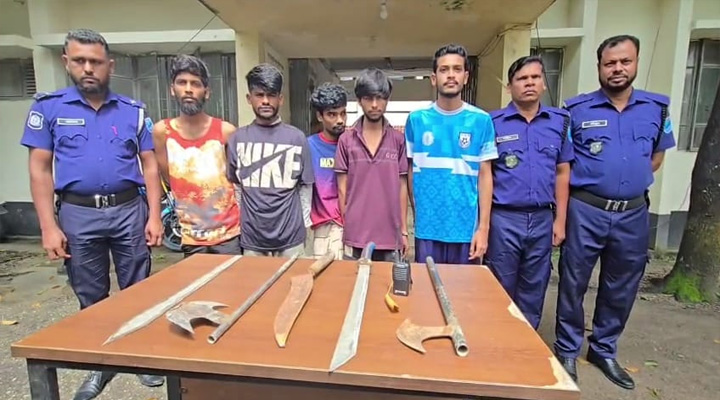 ডাকাতির প্রস্তুতিকালে দেশীয় অস্ত্রসহ ৫জন গ্রেপ্তার