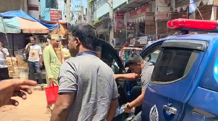 জিম্মি উদ্ধারে গিয়ে হামলার মুখে পুলিশ