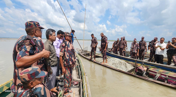 তিস্তা নদীতে অবৈধ পাথর উত্তোলন বন্ধে প্রশাসনের অভিযান: ১৩টি নৌকা ধ্বংস ও যন্ত্রাংশ জব্দ