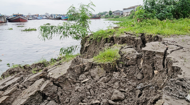 মাদারীপুরে বালু দস্যুদের তাণ্ডব: নদীগর্ভে বিলীন ৫০০ মিটার সড়ক, চরম দুর্ভোগে এলাকাবাসী