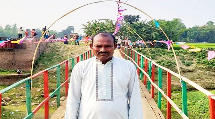 কুড়িগ্রামে ২৫ বছরের সঞ্চয়ে শ্রমিকের কাঠের সেতু নির্মাণ, বদলে গেল গ্রামের জীবন
