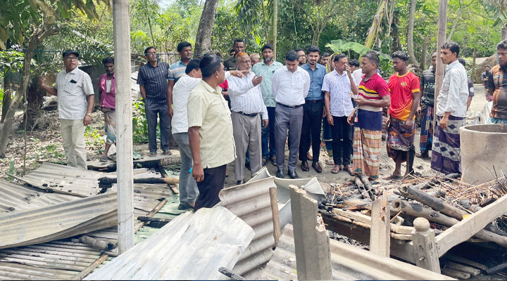 নেশা-জুয়ার টাকায় বিরোধ, আগুনে পুঠিয়ায় ৫ বাড়ি পুড়ে ক্ষতি ১০ লাখ