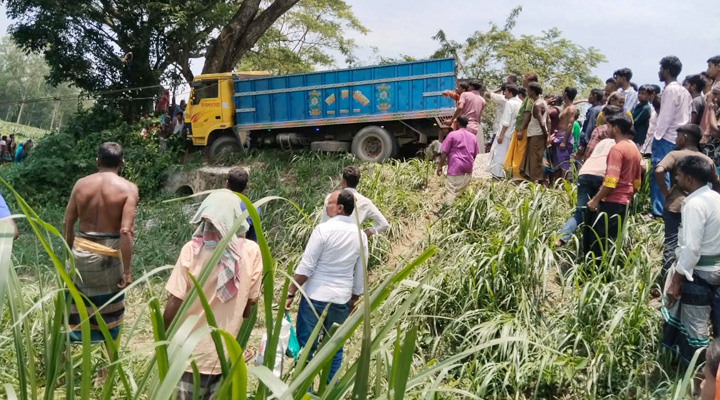 সাটুরিয়ায় ট্রাক-মোটরসাইকেল সংঘর্ষে নিহত ২, আহত ১