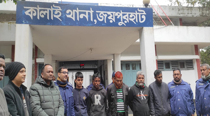 স্বামী পরিত্যক্ত নারীর বাড়িতে ডাকাতি গ্রেফতার ৫