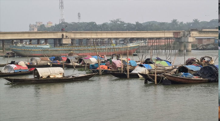 প্রচণ্ড শীতে কাঁপছে সন্ধ্যা নদীর ভাসমান ‘মানতা’ জেলেরা;