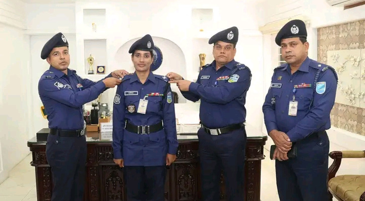 পদোন্নতি পুলিশ সদস্যদের র‍্যাংক ব্যাজ পরালেন পুলিশ সুপার