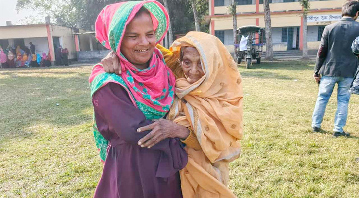 কাঁধে ভর দিয়ে ভোট দিলেন শতবর্ষী রাবিয়া বেওয়া