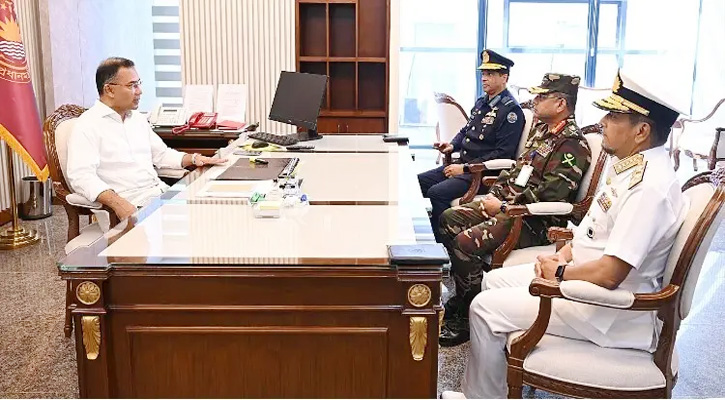 প্রধানমন্ত্রীর সঙ্গে তিন বাহিনী প্রধানের সাক্ষাৎ