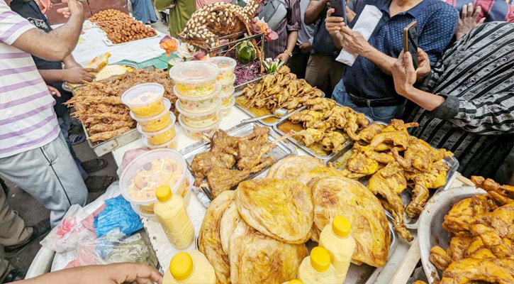 চকবাজারে ইফতারির বাজারে জনসমাগম