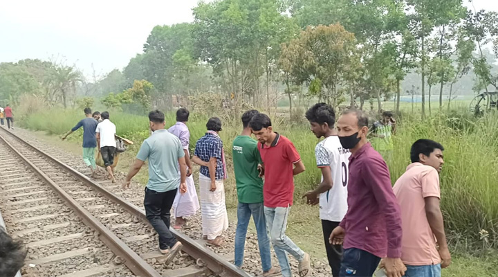 আক্কেলপুরে ট্রেনের ধাক্কায় যুবকের মৃত্যু