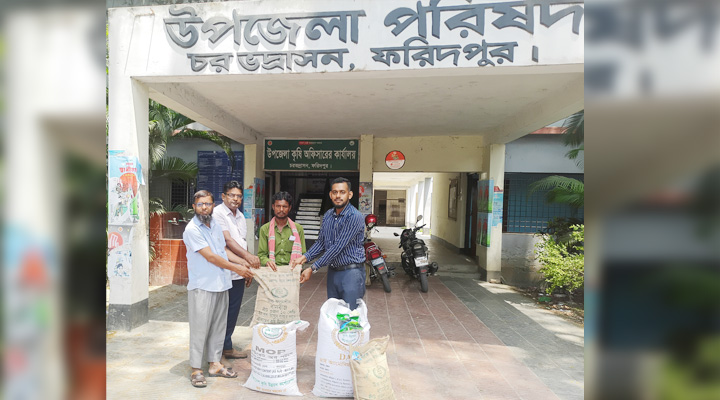 লেবাননে নিহত প্রবাসী দীপালি আক্তারের পরিবারের পাশে চরভদ্রাসন কৃষি অফিস