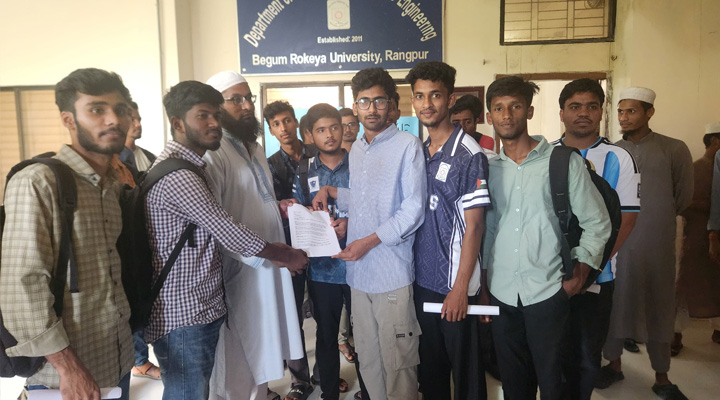 শিক্ষার্থীদের কাছ থেকে অতিরিক্ত ফি নেওয়ার অভিযোগ, স্মারকলিপি জমা