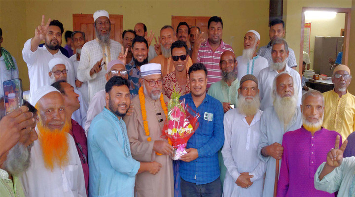 ‘৪ বছর অপেক্ষার অবসান, গৌরীপুরে শপথ নিলেন লাঙ্গলের চেয়ারম্যান’