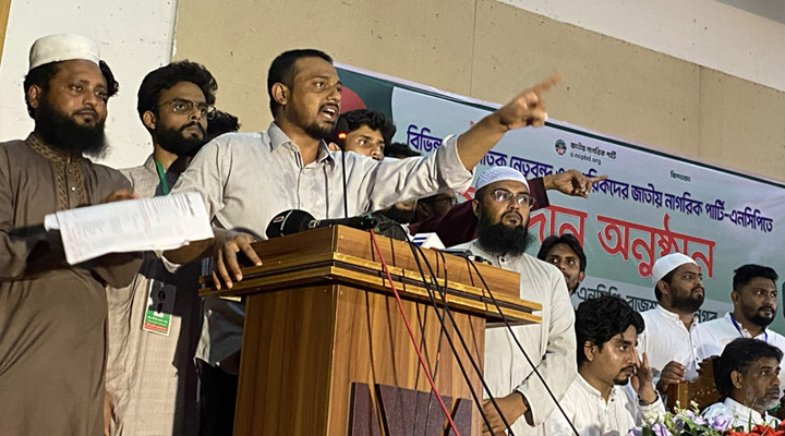 সরকারকে লালকার্ডের হুঁশিয়ারি দিলেন নাসীরুদ্দীন পাটওয়ারী