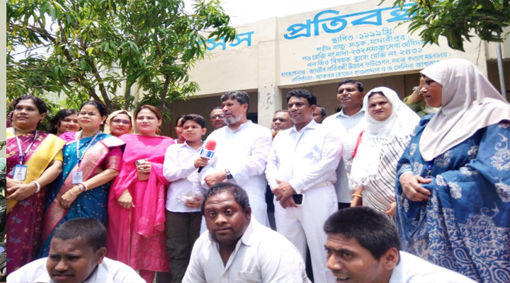 প্রতিবন্ধী শিক্ষার্থীদের সঙ্গে সময় কাটালেন এমপি জাহান্দার আলী
