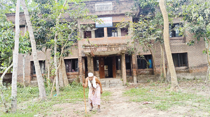 ফরিদগঞ্জের লাউতলী স্বাস্থ্যকেন্দ্র: নিজেই অসুস্থ, সেবা নেই ২৫ হাজার মানুষের