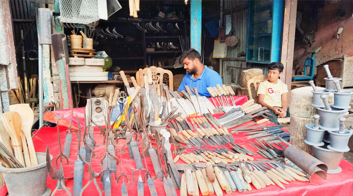 কোরবানির ঈদ ঘিরে টুং টাং শব্দে মুখর কামারপাড়া