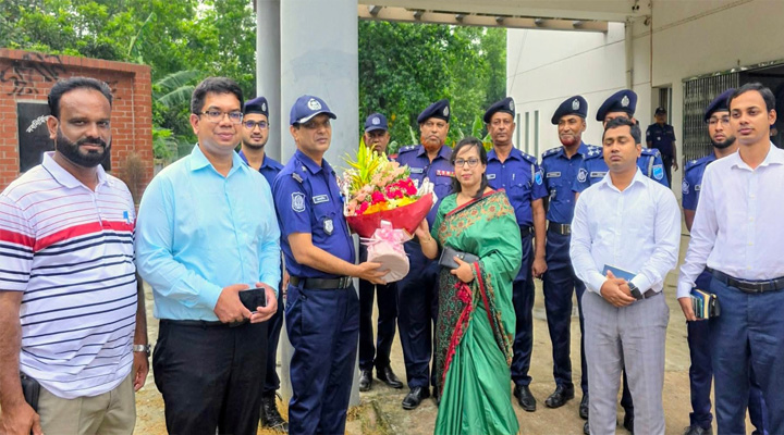 নরসিংদীতে  সরকারি দপ্তর ও উন্নয়নমূলক কাজ পরিদর্শন করলেন জেলা প্রশাসক