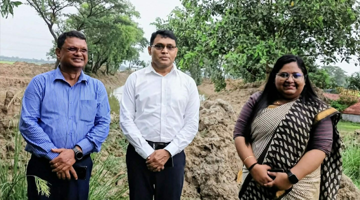 তানোরে খাল পুনঃ খনন পরিদর্শনে জেলা প্রশাসক শহিদুল ইসলাম