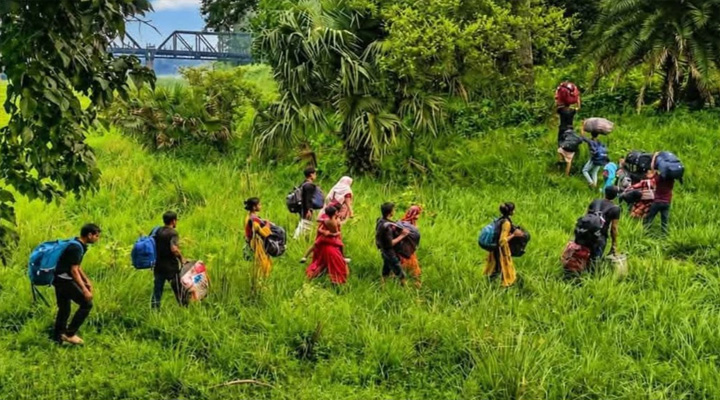 বৈঠকে মনের পাথর গলেনি বিএসএফের, ঝুম বৃষ্টিতে ভিজছে ‍‍`ওরা ২৮ জন‍‍`