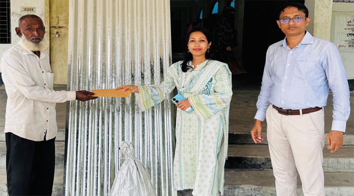 লৌহজংয়ে ঘূর্ণিঝড়ে ক্ষতিগ্রস্তদের মাঝে টিন-অর্থ বিতরণ