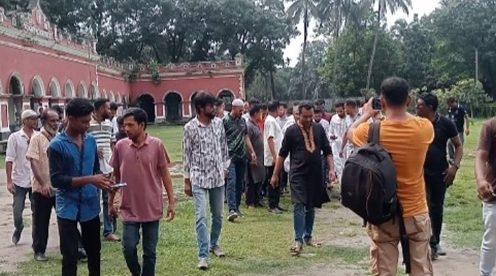 গৌরীপুরে বিদ্যালয় পরিদর্শনে জেলা পরিষদ চেয়ারম্যান